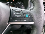 プロパイロット。高速道路の運転で、アクセル、ブレーキ、ステアリングをクルマがアシスト。ドライバーの負担を軽減します。