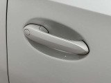 コンフォートアクセス付きでキーを携帯していれば施錠、開錠が可能です。