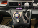 操作しやすいATシフトです♪シフトチェンジを気にしなくていいので運転だけに集中できますね!自然と手に届くところにある、手になじむ形状のシフトノブがいいですね♪