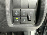 コーナーセンサーを車の前後に装備。障害物までの距離に応じて警告音を変えてお知らせ。縦列駐車時や駐車場・車庫などでの取り回しをサポートします。詳細は販売店スタッフまでおたずねください。