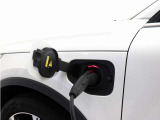 専用コードを接続するだけで簡単に充電が行えます。プラグインハイブリッドモデルは、走行中の充電のほか自宅などに設置された充電機器からの充電が可能です。