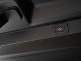 ボタン一つでテールゲートを自動開閉。荷物を抱えているときでもスムーズに使え、日常の使いやすさをスマートに高めます。上質な操作感と利便性を兼ね備えた、頼れる快適装備です。
