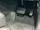 弊社2階のショールームにて約14台の車両を展示しております。色とりどりのポルシェと共にご来場お待ちしております。