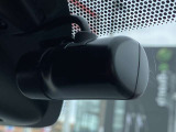 最近では付いてる車も多くなってきました。中古車ではまだまだ付いていればラッキーなドライブレコーダーです♪