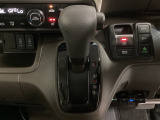 CVT車のセレクトレバーです。低速から高速まで、変速ショックのないスムーズな走りを実現するとともに、エンジン効率のよい領域を維持することで燃費にも貢献します。