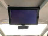 【後席用プルダウンモニター】後ろに乗車している人を飽きさせません♪ テレビやDVDビデオを見ながら楽しいドライブを♪使わない時は格納できますので、ジャマになる事もありません♪