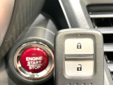 【Hondaスマートキー】カバンやポケットに入れたままでもドアの施錠・解錠が可能なスマートキーを装備。エンジンのオン・オフ時もカギを取り出す必要が無いからとっても便利です♪