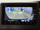 【バックカメラ】シフトを「R」の位置に入れると、自動的に画面がカメラ映像に切り替わり後方の視界をサポートする必須装備です!