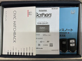 スマートキーは鍵をバッグに入れたままでもドアロックの開閉やエンジンのON・OFFができます。夜間や雨の日も鍵を探さなくて良いので便利です。
