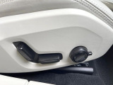 【メモリー機能付きパワーシート】ドライバーごとに設定したシート位置を記憶して、ボタン一つで切り替えできる便利な機能!運転する方が複数名いらっしゃるご家庭におすすめです。