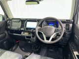運転席まわりです。 各操作スイッチは使いやすい位置に配置されてます。