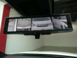 モニターをビルトインした ディスプレイ付きルームミラー映像は、スイッチ操作により、「トップビュー」「フロントビュー」「サイドブラインドビュー」を切り替えが可能です。