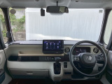 フロントガラスが大きく、ワイドな視界で運転もしやすくなるように設定されています。視認性のよいインパネ周りです。操作スイッチやカップホルダーも使いやすい位置に配置されています。