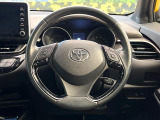 インテリアに合わせたデザインのステアリングは、運転される方のことも考え、運転しやすい形状、大きさです。是非一度、実際に触ってお確かめください。