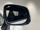 ブラインドスポットモニター(BSM)を装備しています。隣を走る車両が死角に入るとミラー内LEDインジケーターが点灯。さらに、ウィンカーを出すとインジケーターが光って点滅して注意を促してくれます。