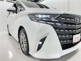 フォグランプ装着車です。暗い夜道の車両前方を明るく照らします