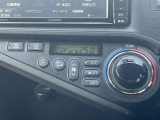【オートエアコン】一度お好みの温度に設定すれば、車内の温度を検知し風量や温度を自動で調整。暑い&hellip;寒い&hellip;と何度もスイッチ操作をする必要はありません。快適な車内空間には必須の機能ですね♪
