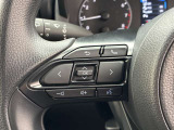 運転中、オーディオの操作をしてて、ハッとしたことはありませんか?ステアリングスイッチは、運転中でもハンドルでオーディオの操作が可能です。安全なドライブをサポートします。