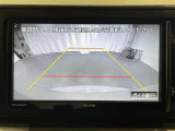 【バックモニター】駐車時に後方がリアルタイム映像で確認できます。大型商業施設や立体駐車場での駐車時や、夜間のバック時に大活躍?