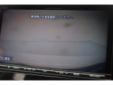 シフトレバーをリバースにすると連動してサイドカメラ映像&バックセンサーに切り替わります。