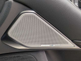 洗練されたメタルグリルが目を引くBOSEパフォーマンスシリーズスピーカー。車内全体を包み込むような高品位でクリアな音響空間を実現します。