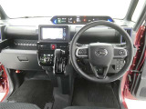 運転席からの視界はこんな感じです☆お気軽にご来店いただき、実際に座って是非お確かめください。ドライバーに寄り添う快適な操作フィールをもたらすステアリングです。