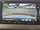 駐車時の安全確認をサポートするバックカメラも使用できます。インターナビで様々な情報を得ることもできます。