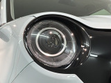 LEDヘッドライトは、点灯の瞬間から最大光量を発揮し、突然暗くなるトンネルなどでの安定感を高めます。