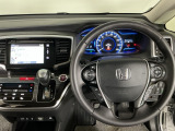 【ハンドル】運転にかかわる様々な操作を安全に行えるように視点移動が少なく操作性に配慮されたスイッチ類が凝縮されたコックピットです。