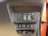 パワースライドドアの開閉はスマートキーのリモコンやドアノブは勿論、運転席側のスイッチ操作でも開閉ができ、安全・簡単です。