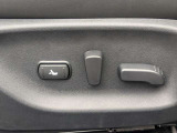 パワーシートで自分に合った位置を微調整することが出来ます。しかもメモリー機能搭載でシートを動かした際にボタン一つで元の位置に♪