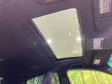 【サンルーフ】開放感たっぷりの希少装備、サンルーフが装着されています!車内に明かりを取り入れたり景色を楽しむ以外にも、車内の空気も簡単に換気できて快適です!