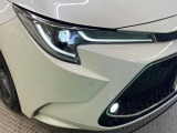 【LEDヘッドライト】悪天候や夜間走行時も良好な視界を確保し安心して運転できる高輝度LEDヘッドライトを装備!点灯速度が早く、消費電力も抑えられています。