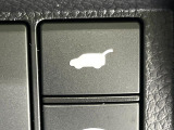 【パワーバックドア】スマートキーや運転席のボタンを押すだけでリアゲートが自動で開閉します!荷物を持っている時や、高い位置にあるバックドアを閉める際に便利な機能です♪