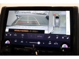 前後左右のカメラの映像を合成し、車を上から見たような視点のパノラミックビューモニター。後方の死角だけでなく左右や前方の障害物の発見もしやすくなります。
