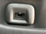 運転席背もたれにUSB電源ポートがあります