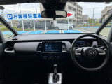 広々とした空間にシンプルな運転席!