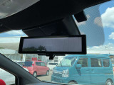 車体の後部にカメラがついていて、その映像がルームミラー内のモニターに表示します。人や荷物などで視界が遮られた時なども確認がしやすいです。