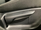運転席にはドライバーの体型や好みに応じて前後方向だけでなく、高さの調整ができるシートリフターを装備!