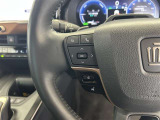 運転中、オーディオの操作をしてて、ハッとしたことはありませんか?ステアリングスイッチは、運転中でもハンドルでオーディオの操作が可能です。安全なドライブをサポートします。
