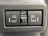 【両側パワースライドドア】スマートキーや運転席のスイッチで後席両側スライドドアの開閉が可能♪電動だから力を入れてドアを開ける必要が無く、小さなお子様でも簡単に開け閉めでき快適です♪