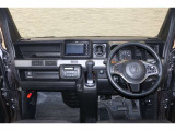 操作性に優れた運転席となります!小物入れや各ボタンの配置にこだわり、使いやすいです!座り心地もよく視認性も良好なのでロングドライブもお任せ下さい!