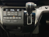 CVT車のセレクトレバーです。低速から高速まで、変速ショックのないスムーズな走りを実現するとともに、エンジン効率のよい領域を維持することで燃費にも貢献します。