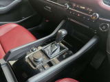 【オートブレーキホールド】停車中にブレーキペダルから足を放しても、ブレーキを自動的に制御して、車両の停車状態を保持する機能です。信号待ちなどの停車時に運転者の負担を軽減します。