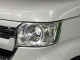 【LEDヘッドライト】悪天候や夜間走行時も良好な視界を確保し安心して運転できる高輝度LEDヘッドライトを装備!点灯速度が早く、消費電力も抑えられています。