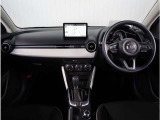 【インパネ周り】視界がよく運転しやすい設計となっております。インパネ周りもすっきりと洗練されたデザインで高級感が溢れています。日々のドライブを飽きさせません。