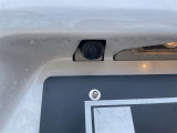 【バックカメラ】後退時に車両後方の映像をモニターに映す機能。目視できない死角を確認でき、衝突事故を防ぎます。駐車が苦手な方だけでなく全てのドライバーに必須の安全装備です。