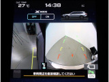 フロントグリル、ドアミラー、リヤゲートに装着したカメラの映像をインフォメーションディスプレイの大画面で確認可能です。