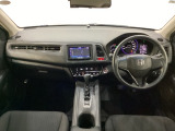 車内は光触媒抗菌消臭施工済です。スタイリッシュなデザインでスポーティなインパネ周りを演出します。グローブボックスやカップホルダーのほかにトレーなどたくさんの収納スペースが付いています。