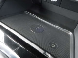 【Qi(ワイヤレス充電)】センターコンソール部に設置!置くだけでスマートフォンの充電が可能です♪※ワイヤレス充電が対応可能機種に限ります。※ケースなどを装着の場合、充電出来ない恐れがあります。